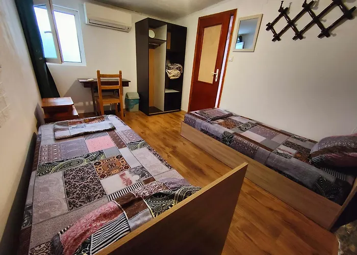 10 Coins Hostel & Tours