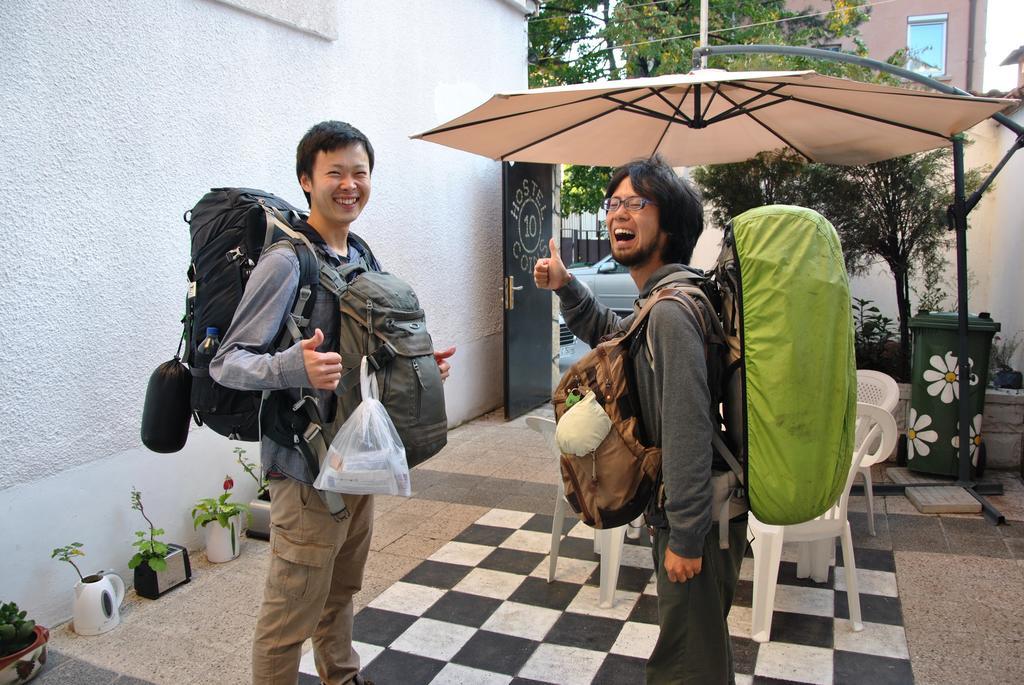 10 Coins & Tours Hostel *
