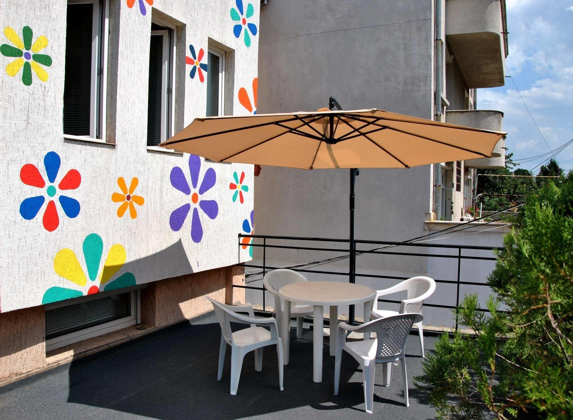 10 Coins & Tours Hostel *