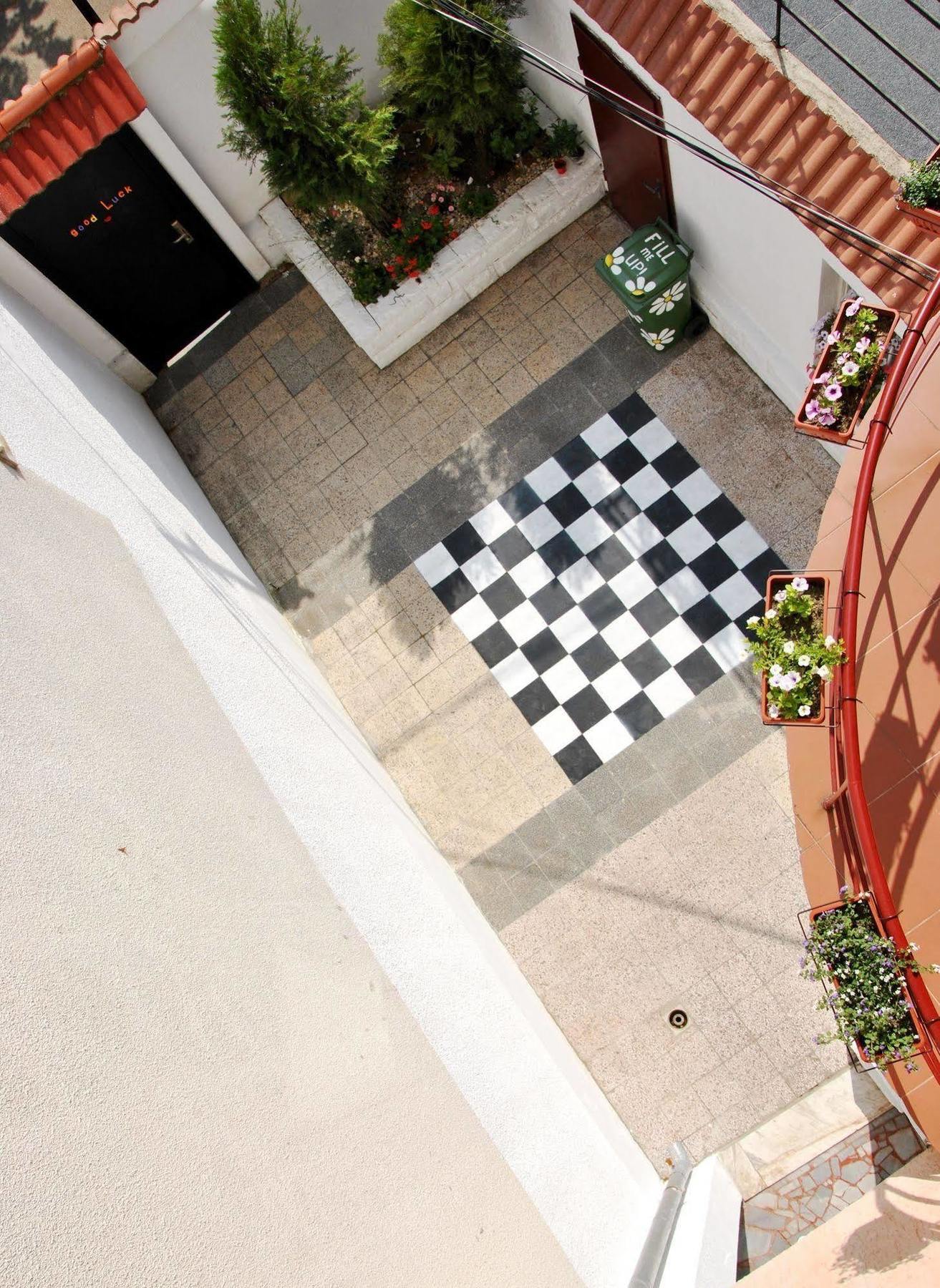 10 Coins & Tours Hostel *